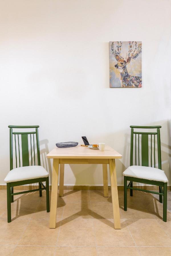 Erato “wrapped In Myrtle And Roses” Apartment *